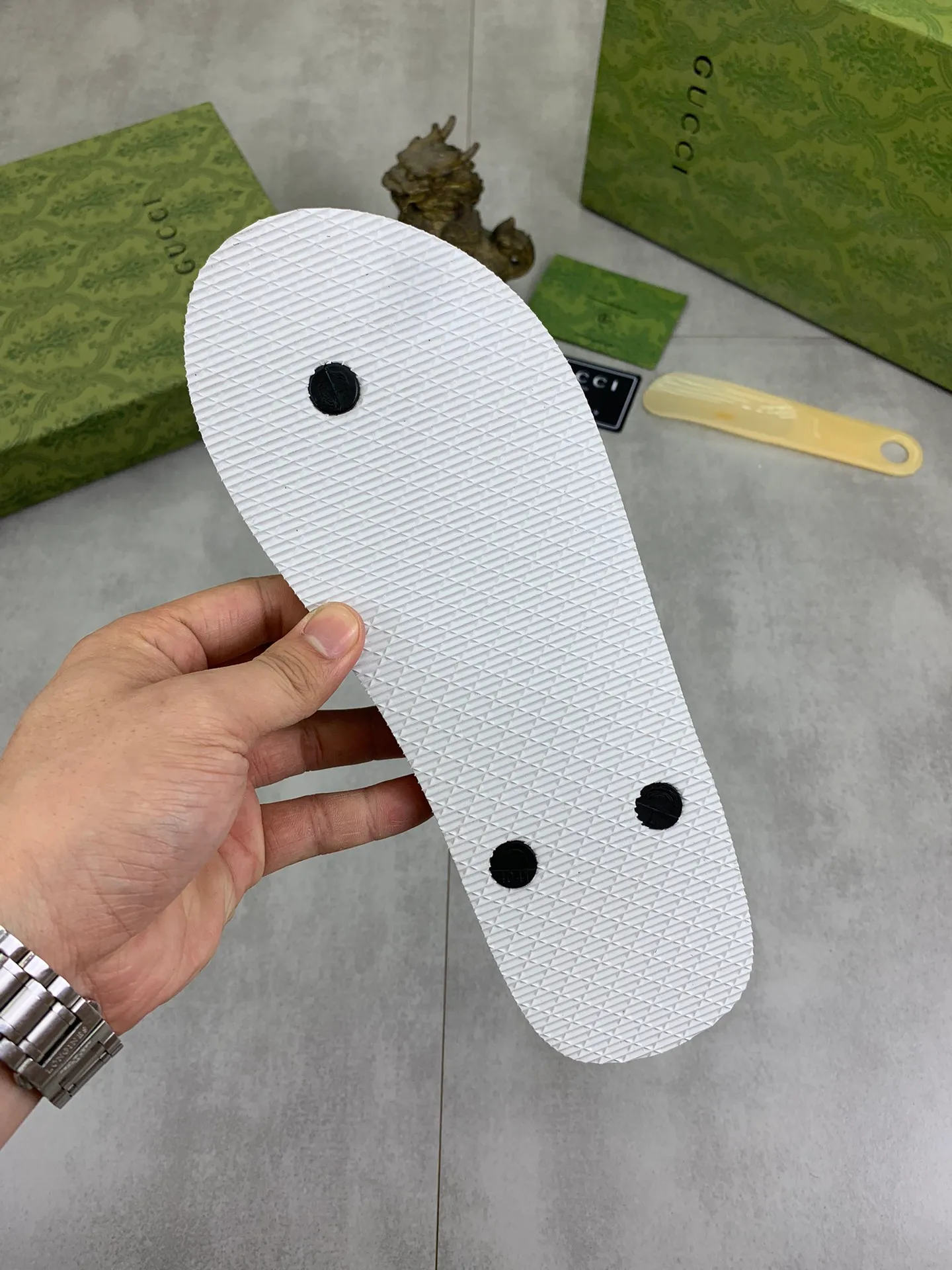Men's men's shoes 💰P220💰【New style】🆘【GUCCI】Official website's popular Gucci adult couple 🧑‍🤝‍🧑 style, children's flip-flops are on sale at the counter simultaneously! Original fabric imported from Italy. Original bottom provided by the original factory. Size: Adult 36-45. Children’s size: 30-37. Multiple colors available.